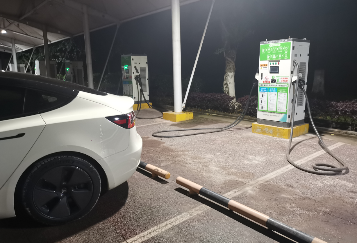 新车充电惊魂记 公共桩突冒浓烟暴露维护难题